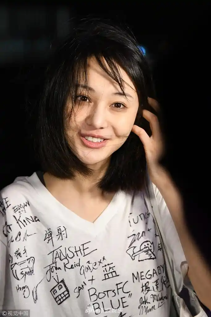 组图郑爽素颜白t亮相我行我素长发凌乱露黑眼圈放飞自我