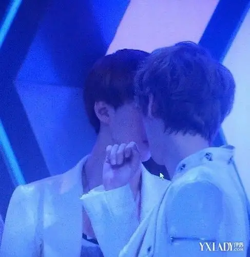 【组图】鹿晗和吴世勋接吻图片