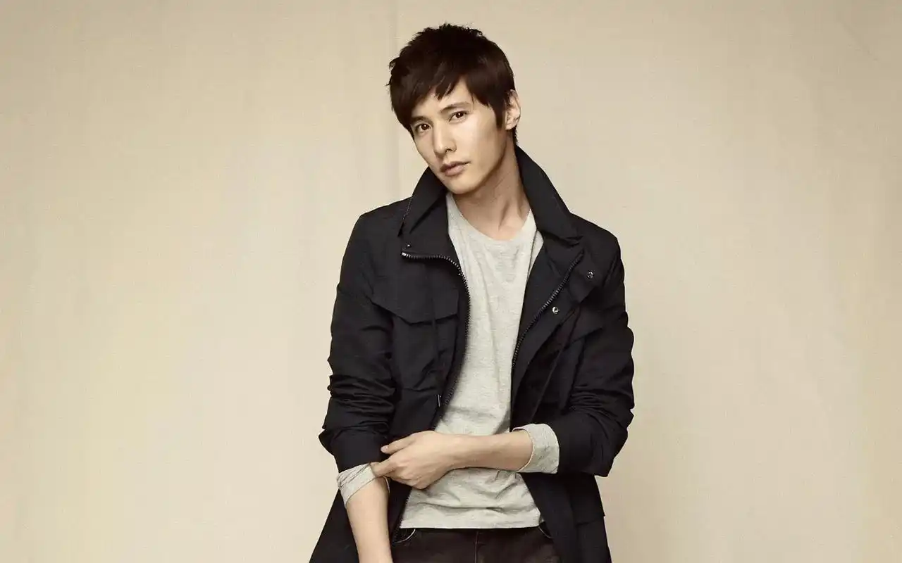 > 韩国男星元斌帅气型男魅力极简写真桌面壁纸(1920×1200)