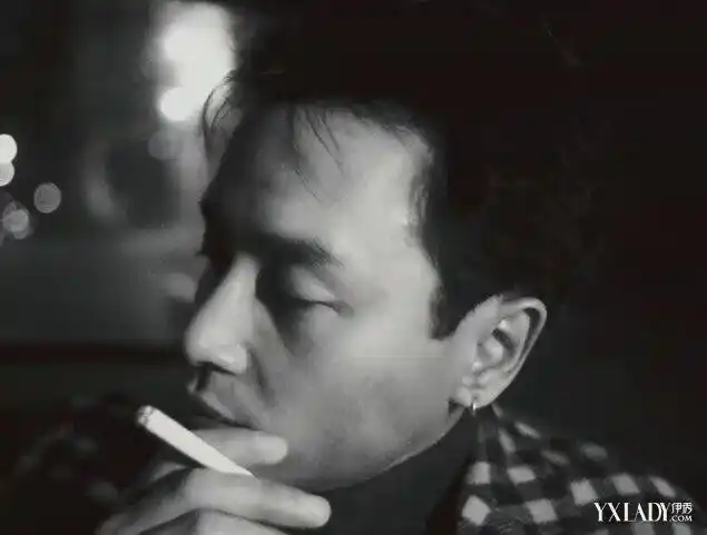【图】回顾张国荣点烟图片 爱女人更爱男人