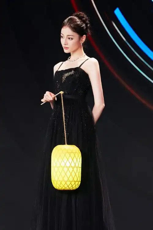 迪丽热巴 黑色礼服 气场全开#方可给迪丽热巴做的盘发