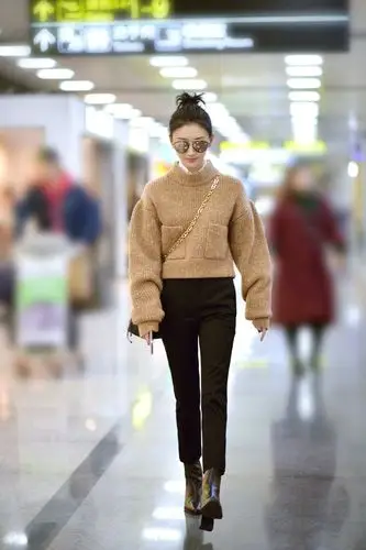 近日,景甜现身机场,瘦下来后的她衣品一路开挂,一身私服穿搭相当好看.