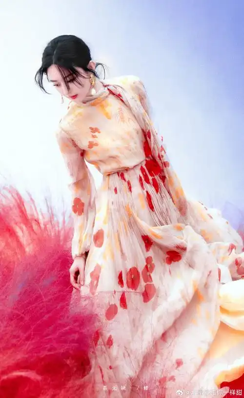 时尚芭莎5月刊封面预告##赵丽颖杂志集##陪赵丽颖奔赴每一个十年