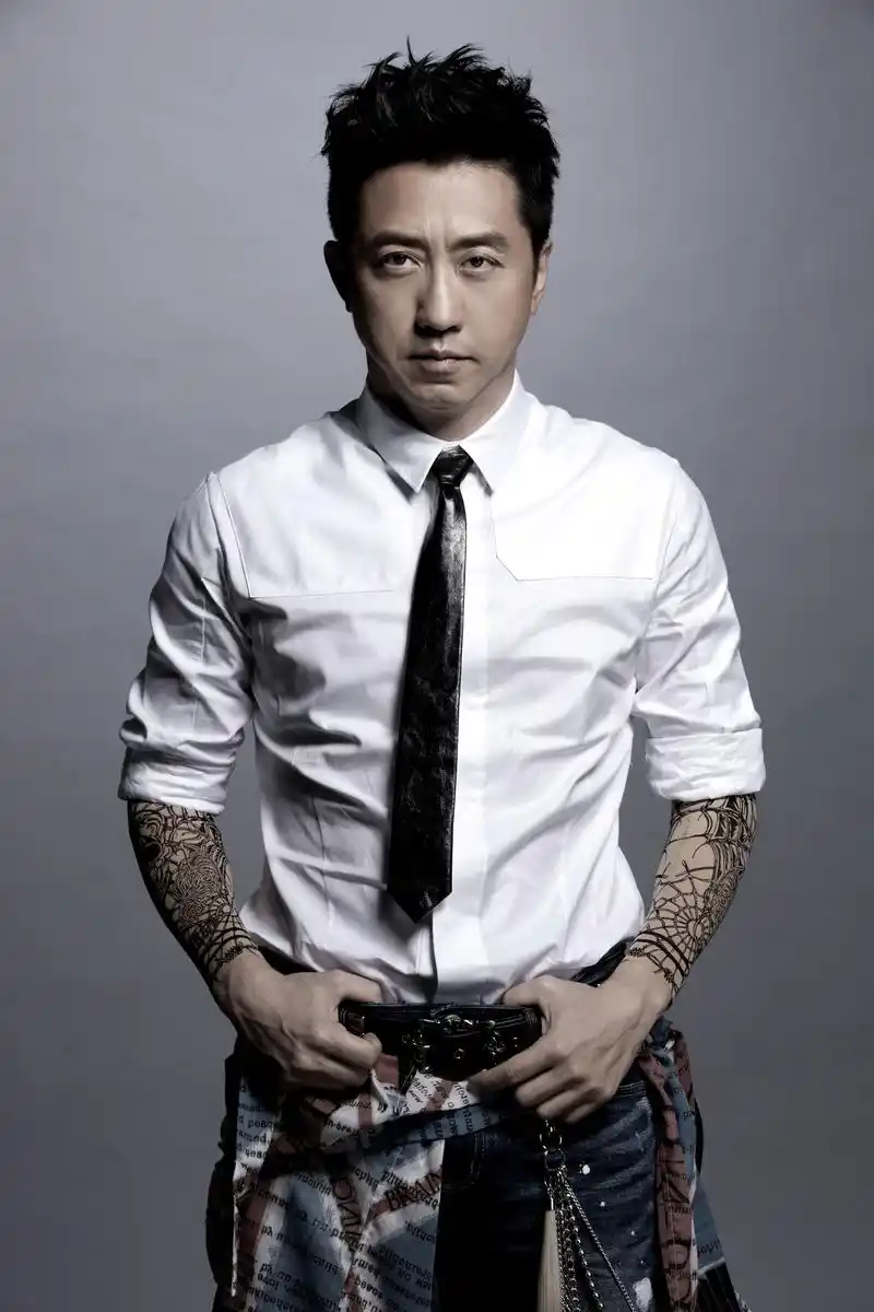 57岁庾澄庆第三次当爸,妻子43岁二胎得子!网友:老当益壮