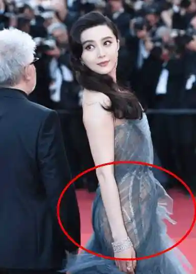 范冰冰穿紫色礼服 网友: 没穿三角裤, 屁股都看得一清二楚!