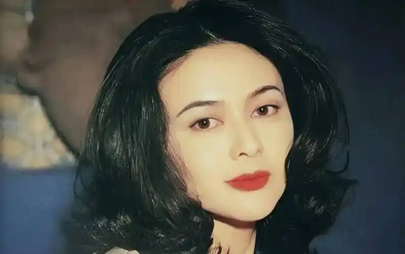 关之琳享受着富太太的生活,使唤着家里的佣人,自然产生了取而代之的