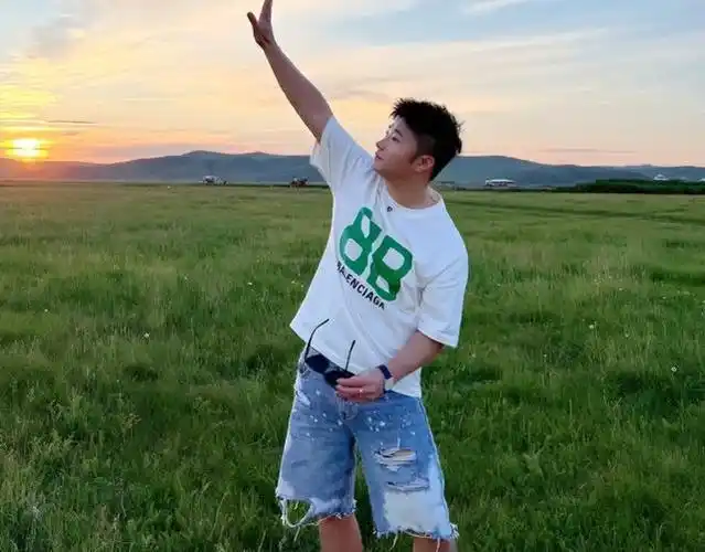 大家对白小白这个网红怎么看?你认为他真的会彻底跳槽外站吗?