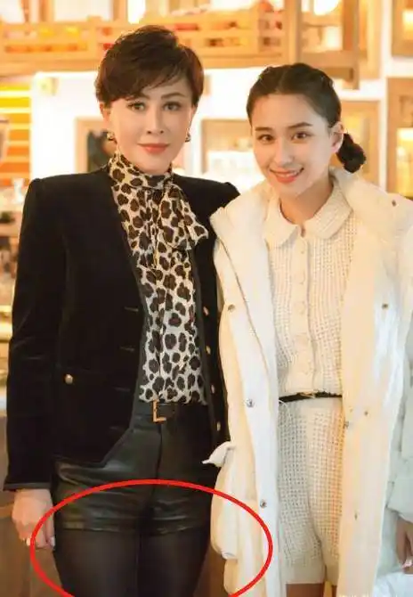 55岁刘嘉玲罕见穿黑丝袜,一双腿比少女还细,手腕上套五个金镯_年龄