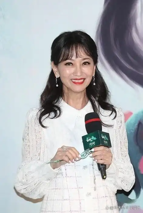 赵雅芝机场偶遇吕良伟,一个69岁十足老奶奶,一个67岁还气宇轩昂