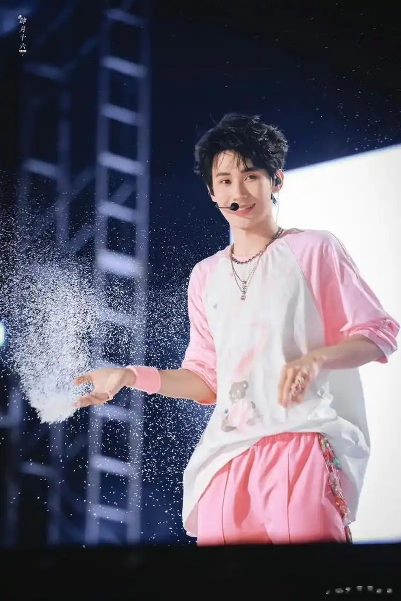 海口演唱会舞台照饭拍#如果让我知道还有人没看过张真源演唱会舞台照