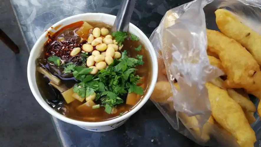 一样的豆腐脑不一样的做法小伙子专卖卤汁豆腐脑深受老人们喜爱