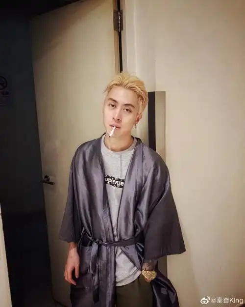 超级富二代秦奋金发造型,尽显颓废,手上带钻劳力士亮眼