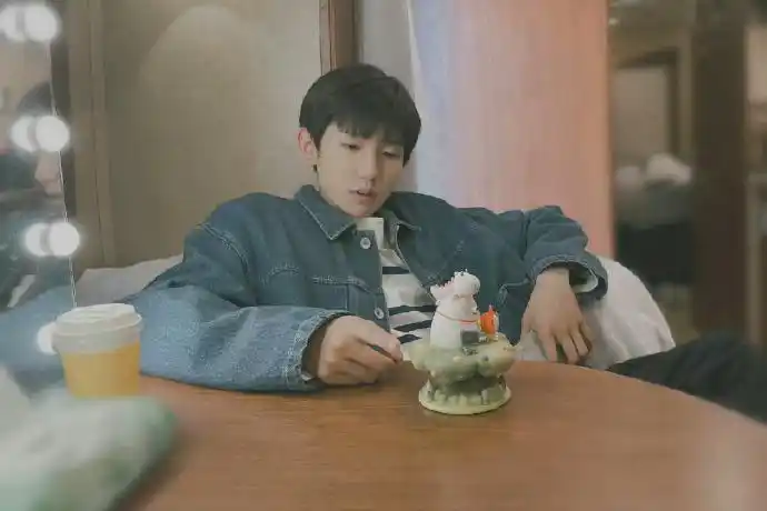 王源片场打高尔夫三宫格随拍