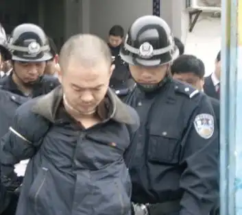 昨日,熊振林在湖北随州被验明正身后,押赴刑场执行死刑.ic图