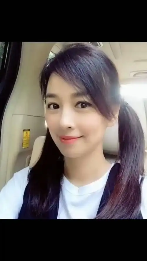 49岁酒窝美女张庭素颜出镜,被40岁罗志祥抢镜