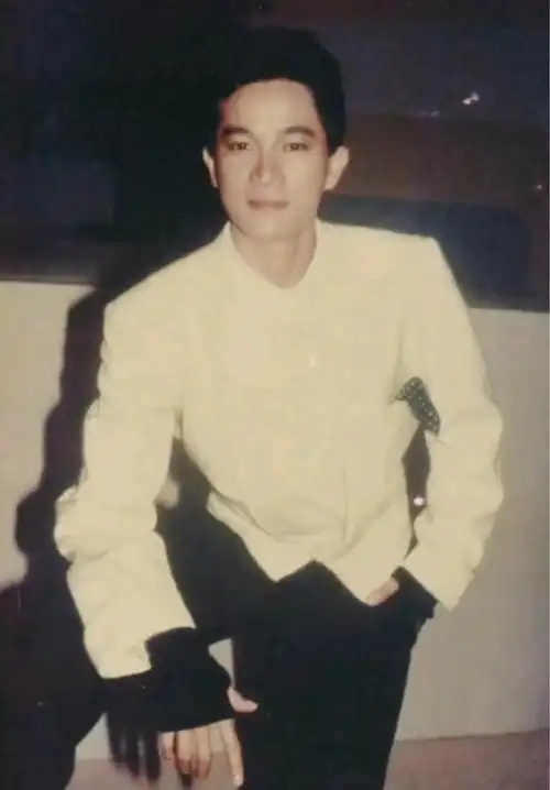 陈百强超话分享一组王子的短发造型～即使是板寸头,也是帅气的无懈可