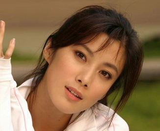 90后女演员王珂:从校园明星到荣获荣耀奖