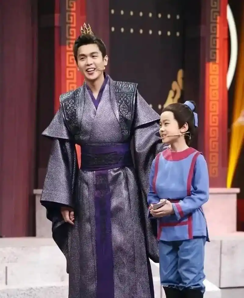 看完张若昀的童年照,终于明白为什么《庆余年》剧组找韩昊霖来饰演小