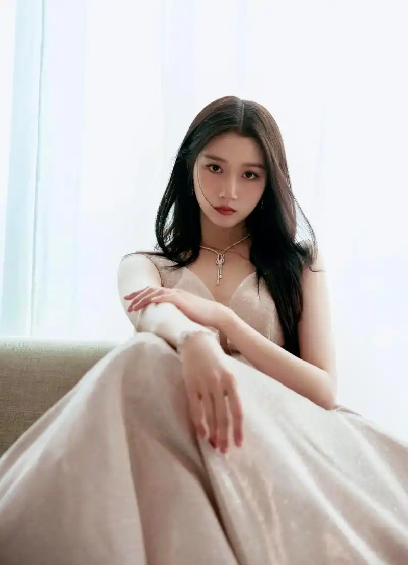 关晓彤香槟色水光裙优雅写真