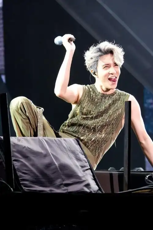 薛之谦天外来物巡回演唱会#不戴老奶奶头套笑的超甜的小薛一枚@薛之谦