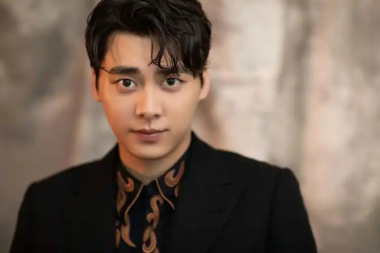 行走的荷尔蒙来啦32岁李易峰穿2万1西装现身快本a爆了