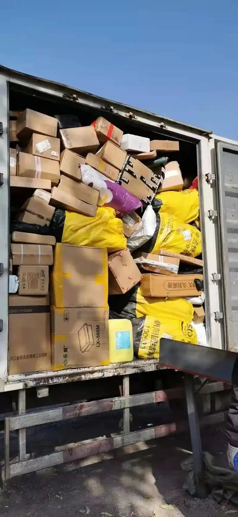 实地探访春节快递!除夕初一包裹量增长223%,年货邮寄成主角_要闻_中国