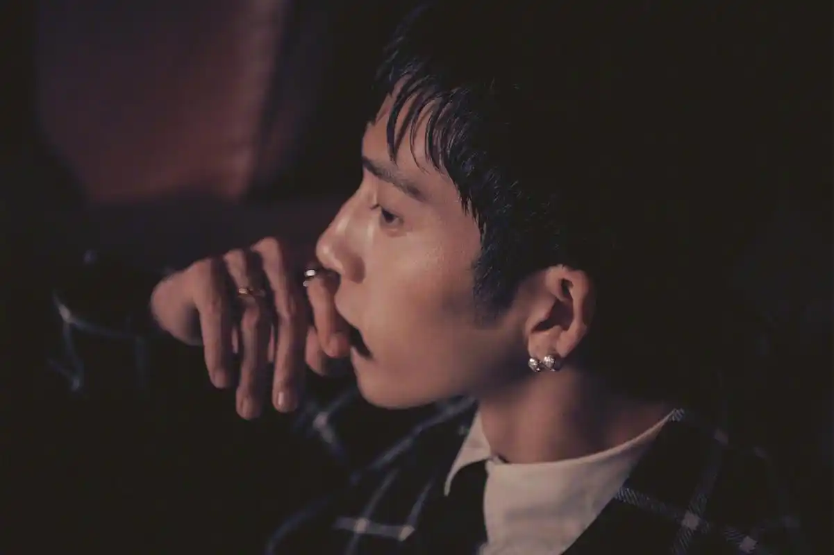 井柏然马思纯合拍时尚芭莎封面出炉!演绎暗夜格调下的优雅男女!