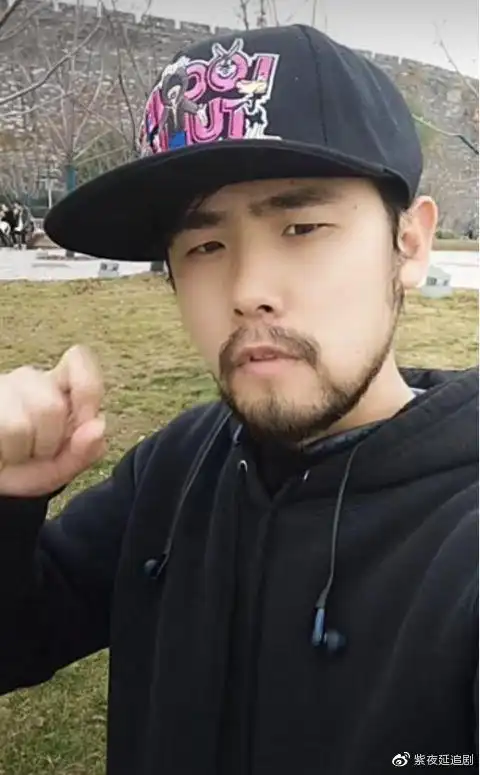 周杰伦留络腮胡晒照意外撞脸本人山寨版