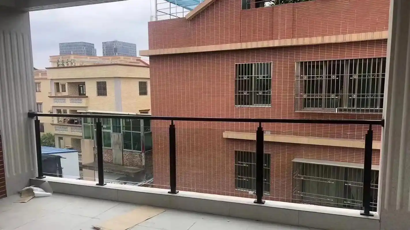 阳台玻璃护栏立柱款.护栏参考材料:50方管黑色扶手面7712厘 - 抖音