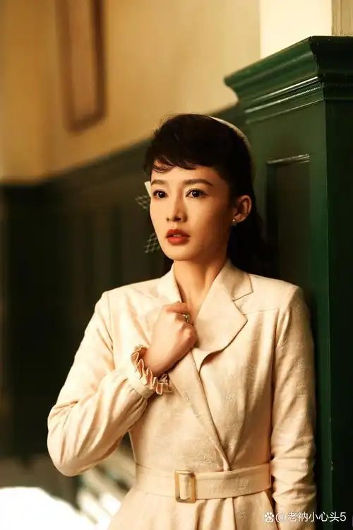 李沁在《追风者》中饰演的沈近真,是一位外表娇生惯养,内心坚韧不拔的