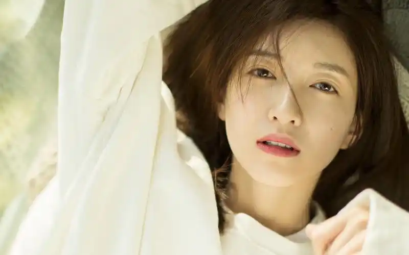 江疏影休闲慵懒高清桌面壁纸