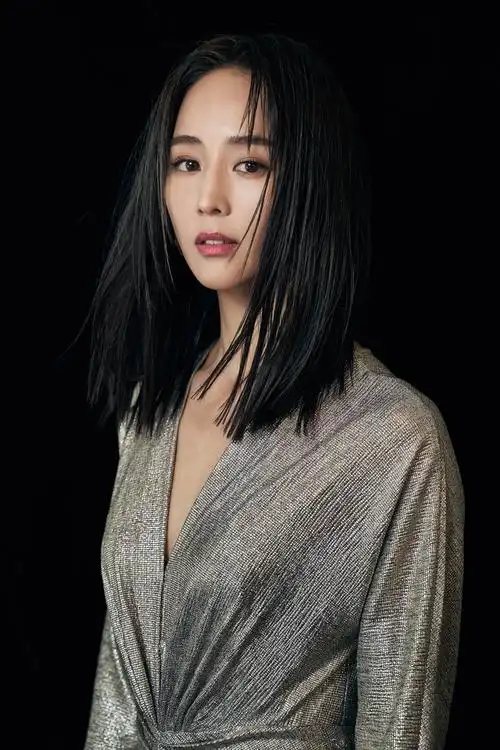 张钧甯金色v领礼服 复古时髦凸显高级质感