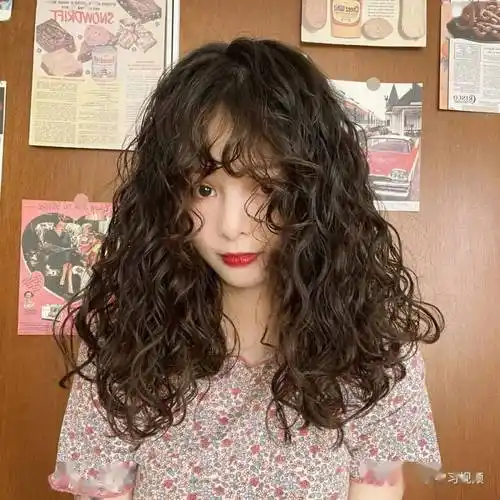 "羊毛烫",显瘦显发量巨时尚._发型