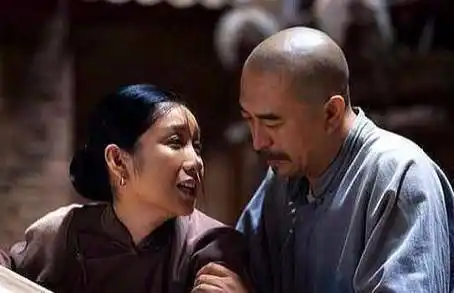 有一种火叫张嘉译的步伐,宋丹丹模仿张嘉译驼背走路简直太到位_宋思明