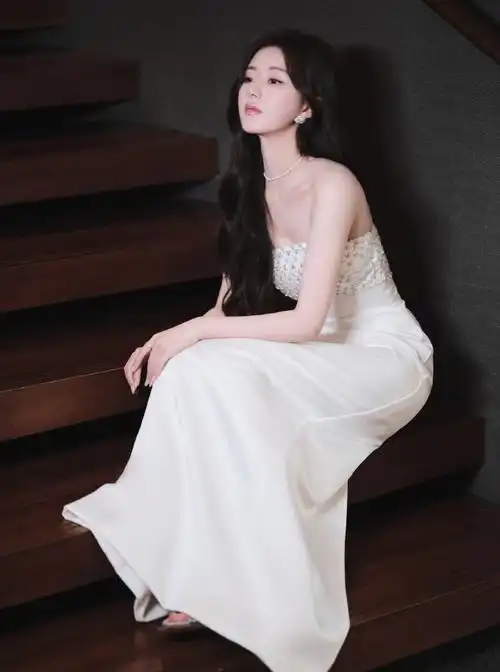 赵露思修身连衣裙