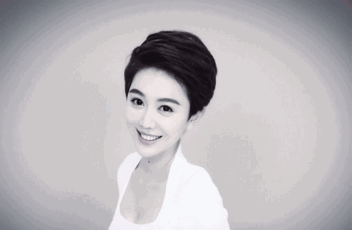 提到最多的也不是自己的亲儿子巴图,而是这位姑娘——姜妍(人称"二胖"