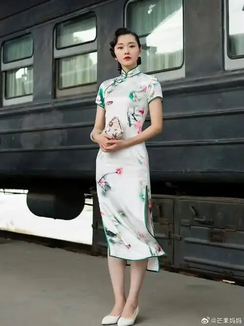 宋轶的腰#宋轶很适合穿旗袍就是因为她腰细腿长仪态也好!