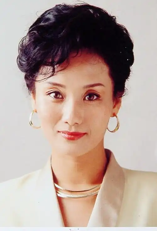 资料图片:《我的丑娘》演员--李颖饰王思梦