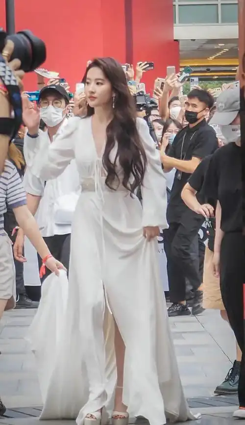 从武汉行程通报开始就一直期待,新鲜的刘亦菲,时间越近越是紧张,恨不