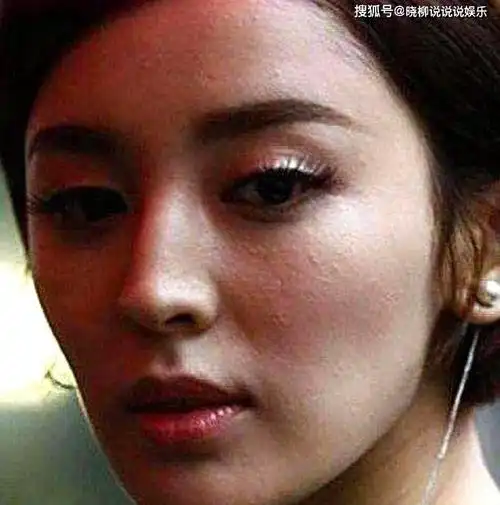 古力娜扎出道以来颜值就备受网友好评,精致的五官加上小巧的脸庞,给人