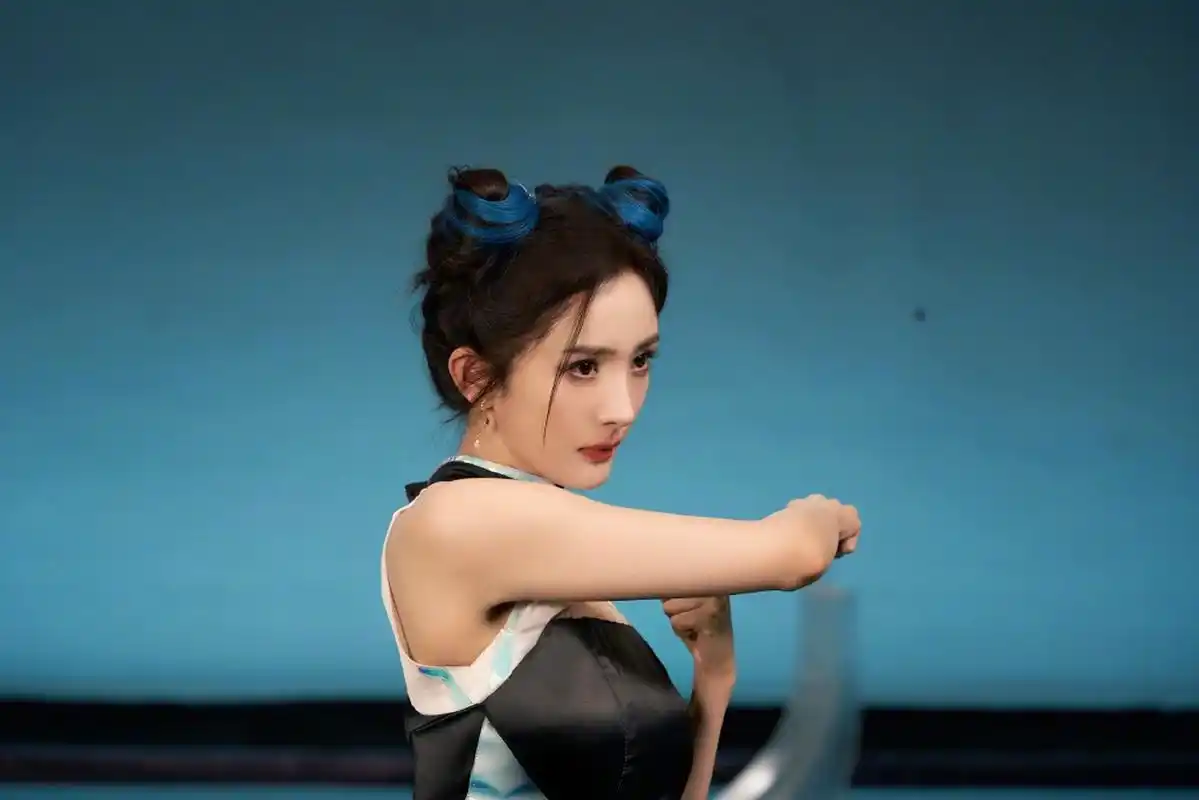 我的追剧日记# #杨幂俏皮丸子头#   杨幂俏皮丸子头,杨幂最新花絮照