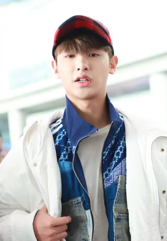 2019年3月19日,北京,黄明昊素颜现身机场.