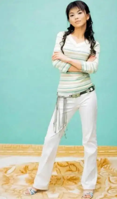 李湘近照暴瘦巴掌脸素颜状态好似学生妹鸽子蛋耳环太亮眼