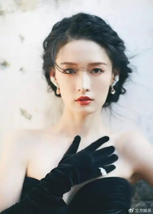 李沁身着黑色抹胸长裙气质优雅 盘发造型温柔大方|李沁|抹胸|造型