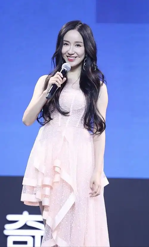 娄艺潇穿纱裙也太仙女了身材曲线真撩人自带优雅端庄气质