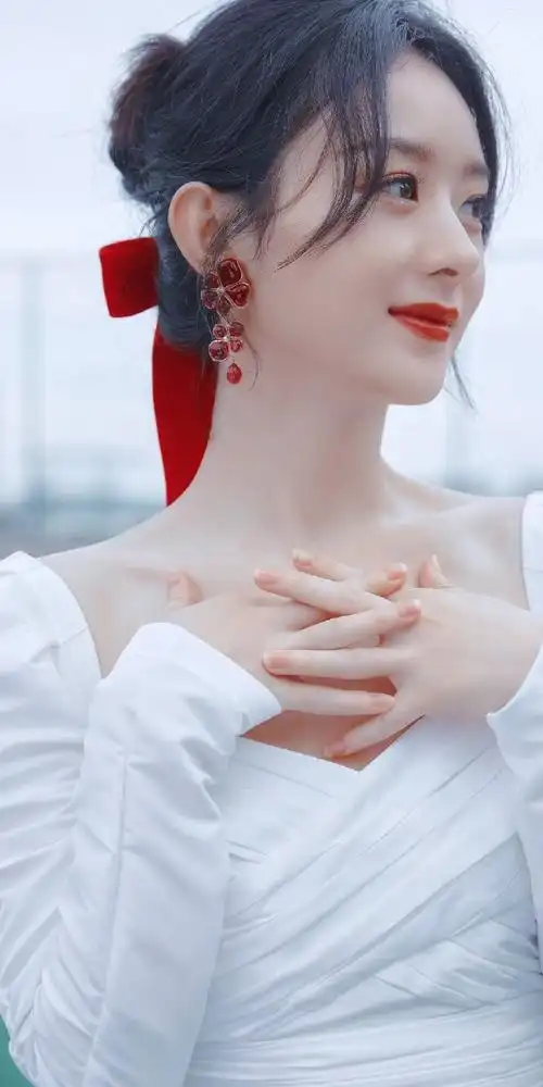 赵丽颖# 红发带真的好适合 来自筱琬txr - 微博