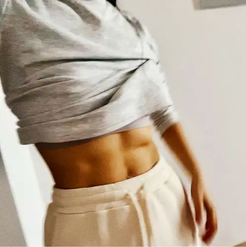 脂25以下 腰围减到65 保持平时肉眼可见的四块腹肌一年跑十次以上10km