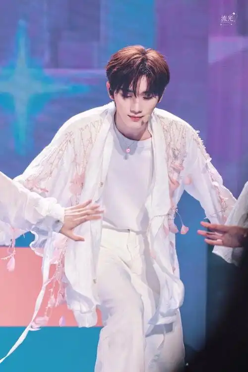 丁程鑫的舞台静态图怎么可以这么灵……__财经头条
