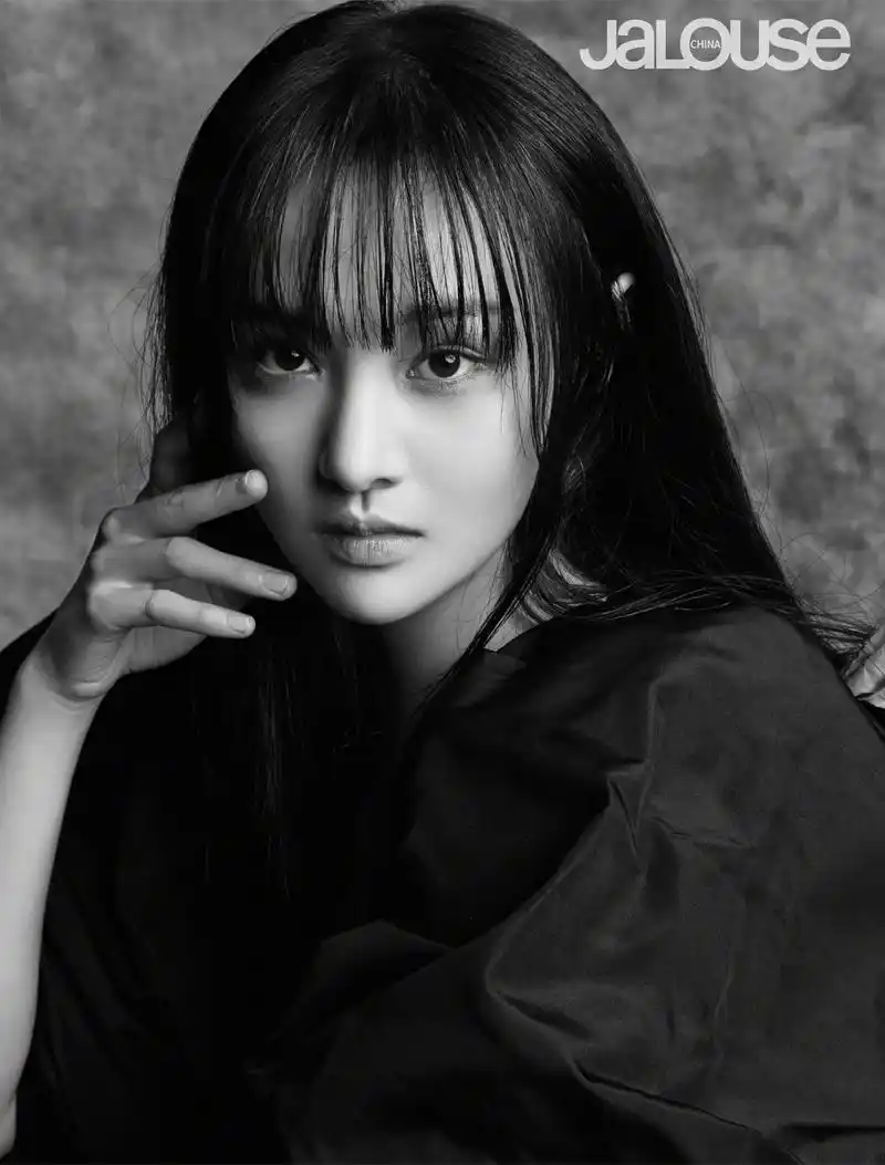 郑爽全新杂志封面来了!颜料妆是全新时尚?