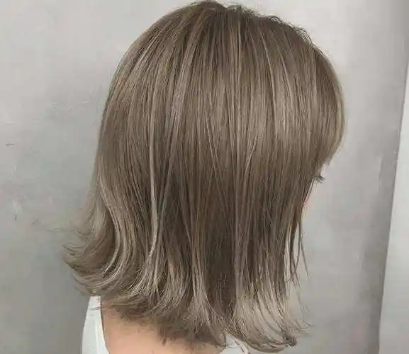 皮肤白的女孩子尝试苦亚麻色一定会得到非凡的体验.